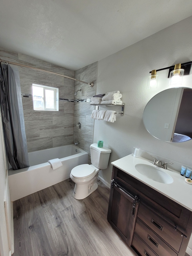 Silver Spur Motel - photo 8