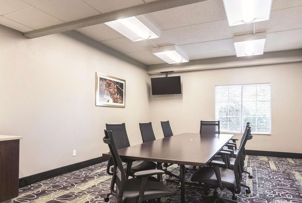 La Quinta Inn & Suites by Wyndham Atlanta Conyers - photo 33