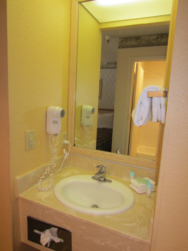 The Aqua Pacific Hotel - photo 12