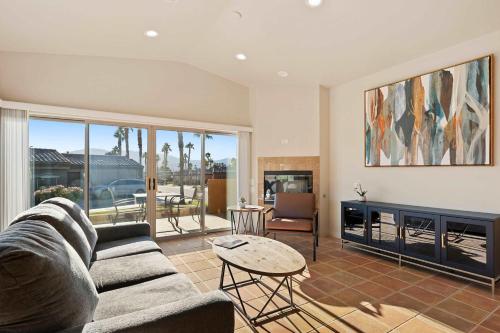 Casita 86153 Sofa sleeper only — 4-Star Luxury Hotel in Coachella, United States