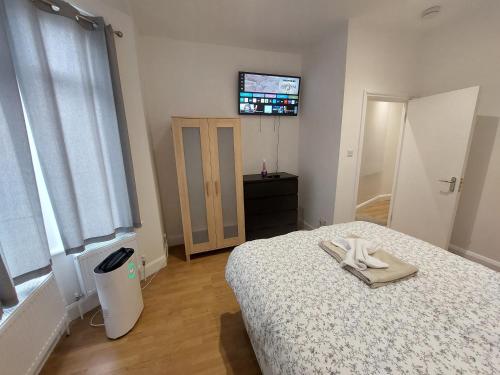 Cosy North Kensington Family apartment for 4 persons Children stay free Netflix in all bedrooms Close to underground and overground stations very convenient for Wembley Stadium — 4-Star Luxury Hotel in London, United Kingdom