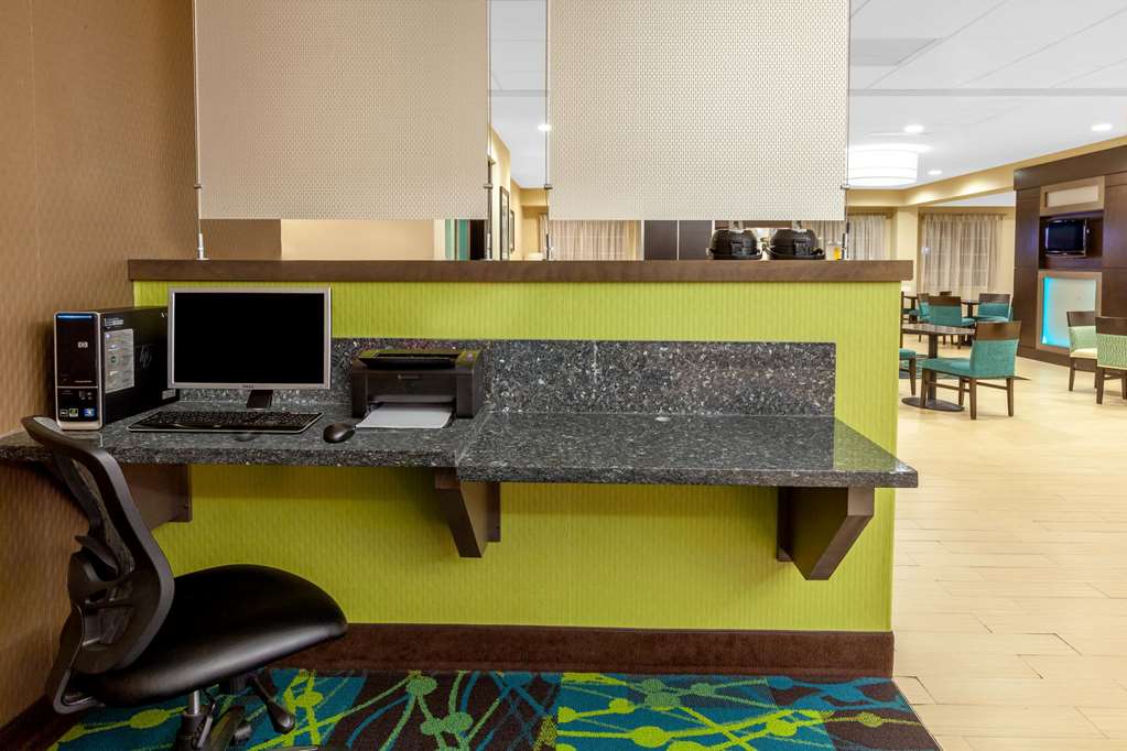La Quinta Inn & Suites by Wyndham Midland North - photo 32