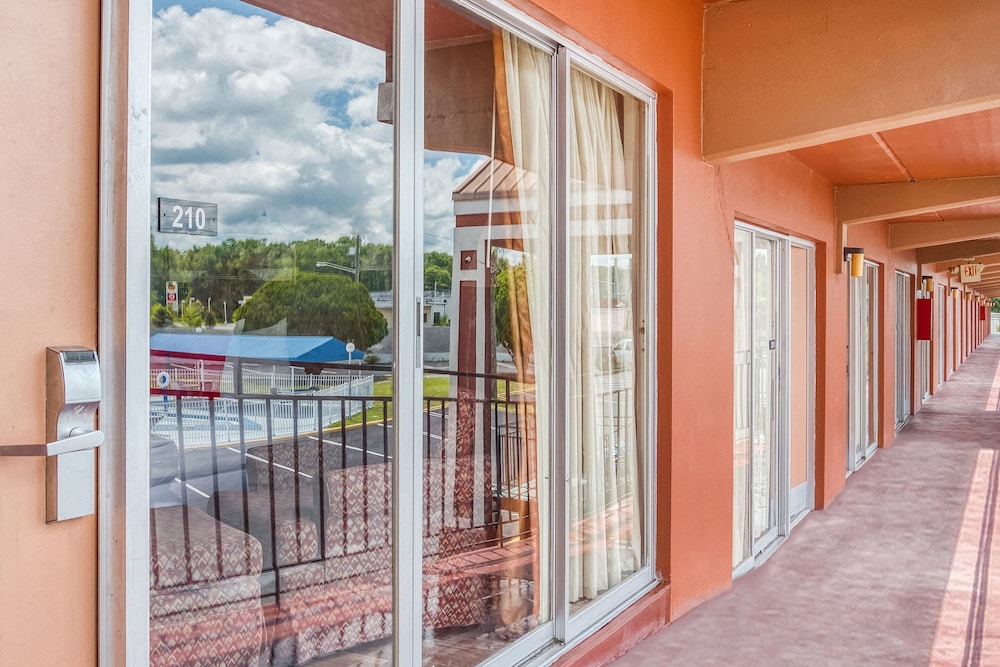 OYO Hotel Mustang Silverspring FL - photo 28