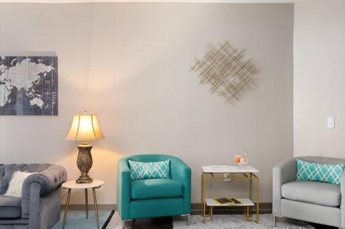 DT Charm Apt with Pool Gym Wine WKSpace Free Parking — 4-Star Luxury Hotel in Charlotte, United States