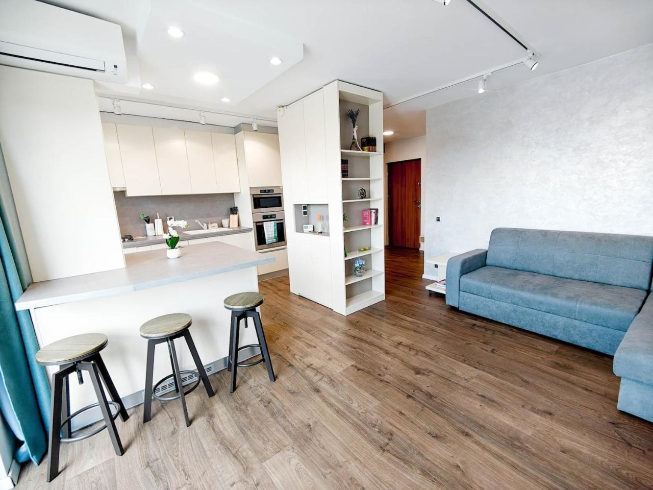 Lakeside Apartment by Iulius Mall Private Parking — 4-Star Luxury Hotel in Cluj-Napoca, Romania