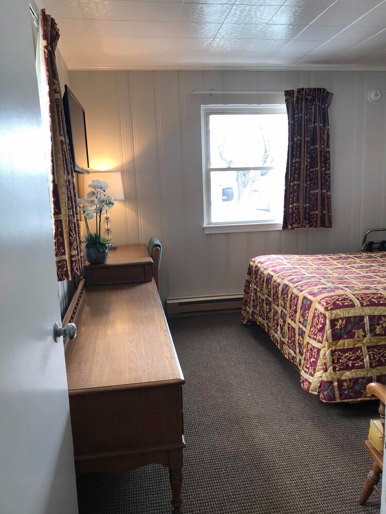 Lancaster Motel - photo 12