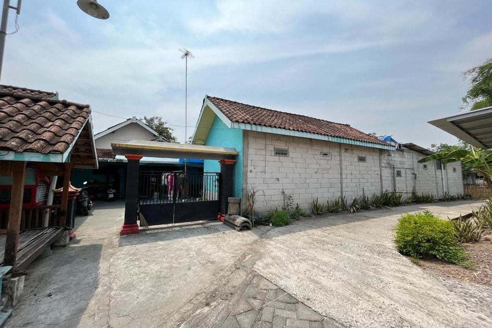 Hotel O Kost Bu Tutik Syariah — hotel in Singosari
