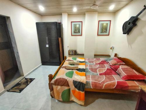Ebony Room AC Kitchenette Ensuite Independent Homestay