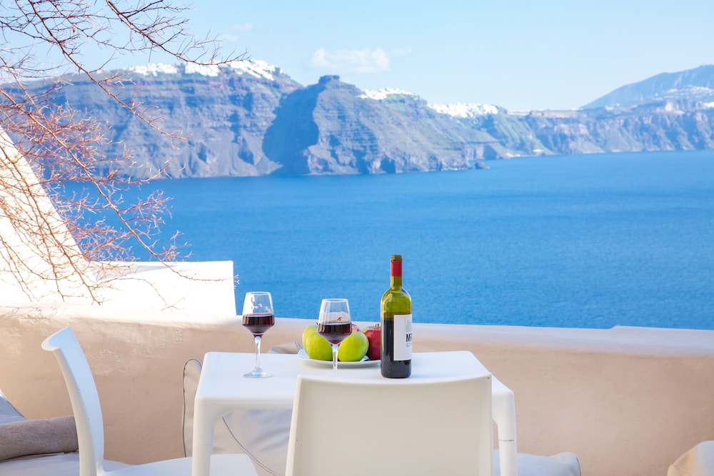 Opsis Cave House — 4-Star Luxury Hotel in Oia, Greece