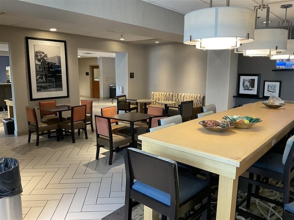 Hampton Inn Lexington Medical Center - photo 31