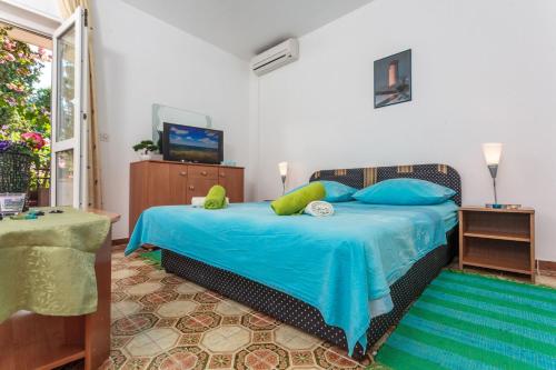 Rooms by the sea Mavarstica Ciovo 10335 in Trogir, Croatia