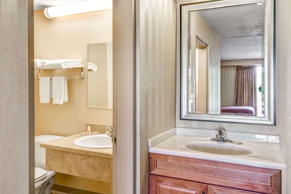 HomeSpring Inn & Studios - photo 10