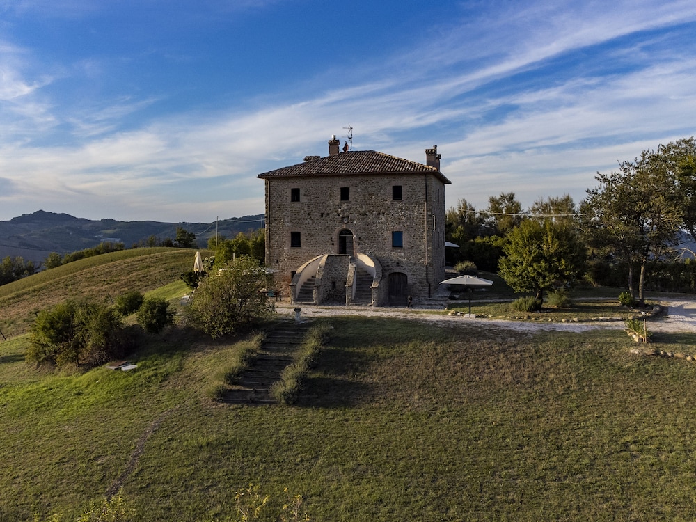 Palazzo Serre Natura & Piscina — 4-Star Luxury Hotel in San Leo, Italy