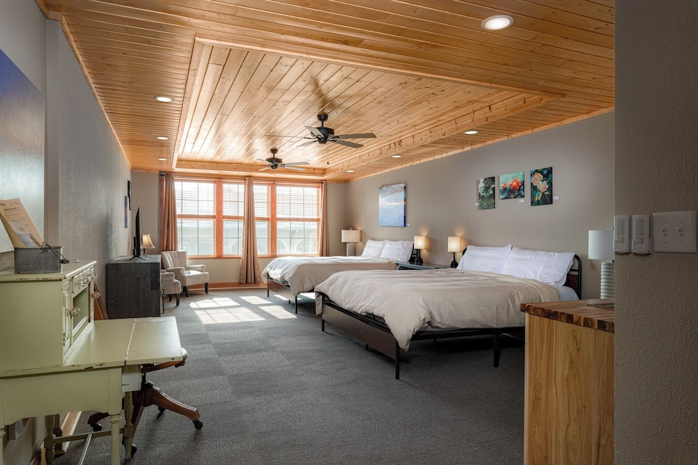 The NuWray Hotel & Carriage House - photo 8