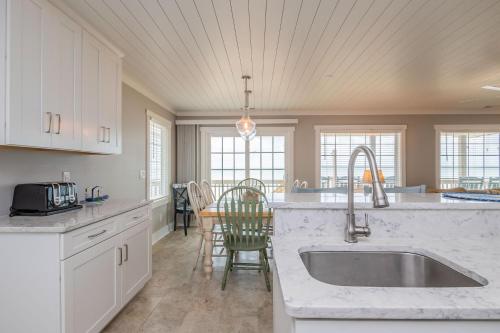 Dip Inn by Oak Island Accommodations - photo 7
