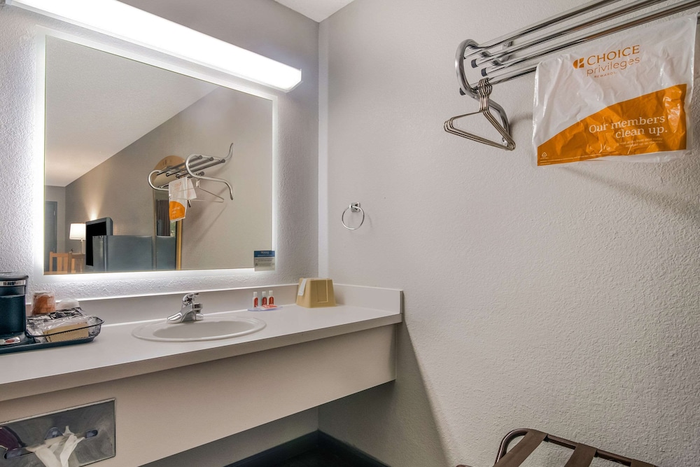 Econo Lodge Branson Theater District - photo 23