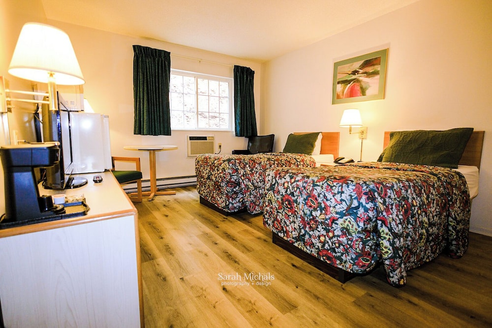 Mountain Host Motor Inn - photo 7