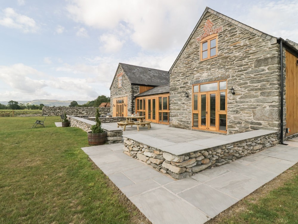 The Barn — 4-Star Luxury Hotel in None, United Kingdom