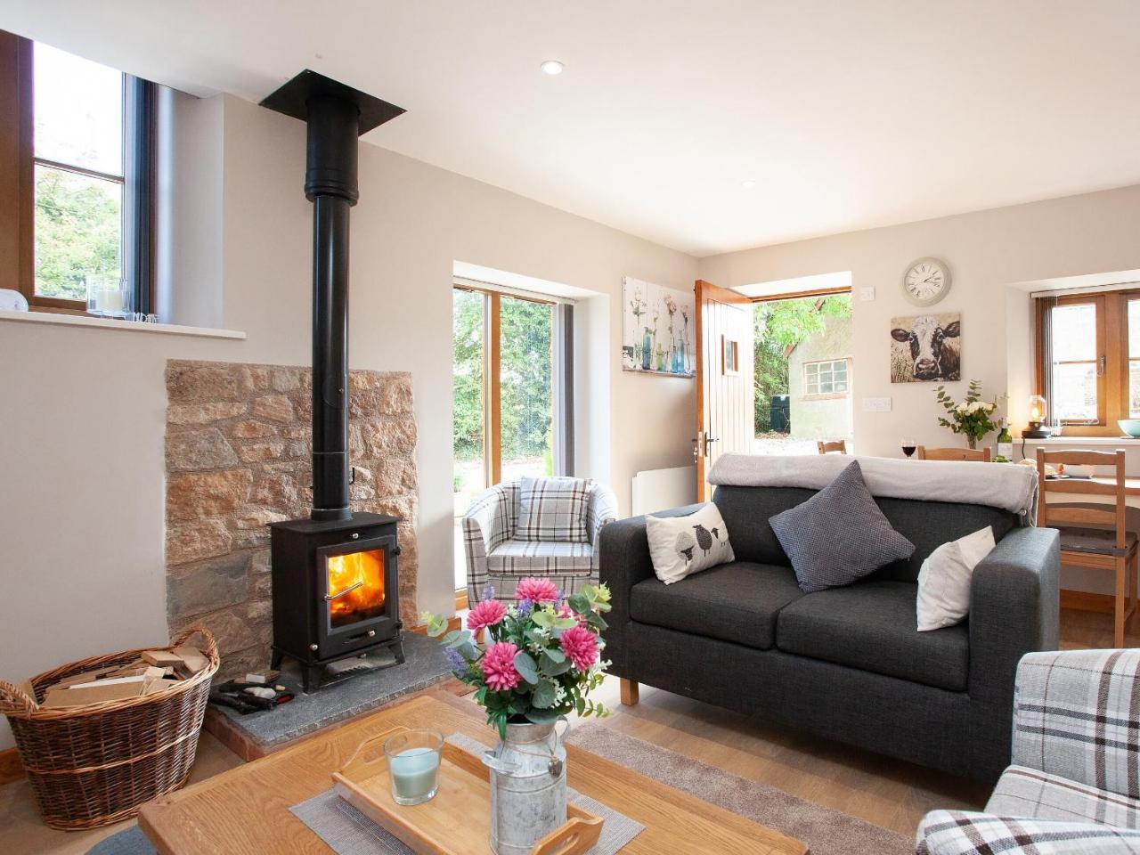 Poppy Cottage Uk31296 — 5-Star Luxury Hotel in Locking, United Kingdom