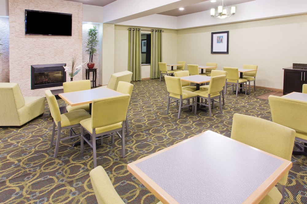 Holiday Inn Express Hotel & Suites Alvarado by IHG - photo 16