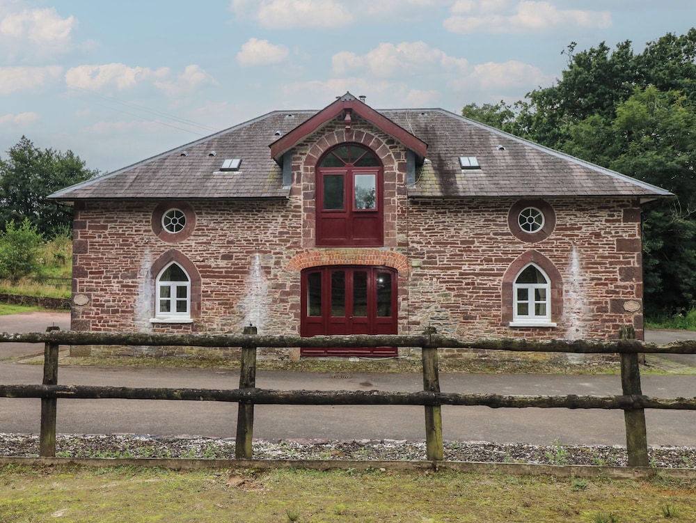 Meadow Cottage — 4-Star Luxury Hotel in Carmarthen, United Kingdom
