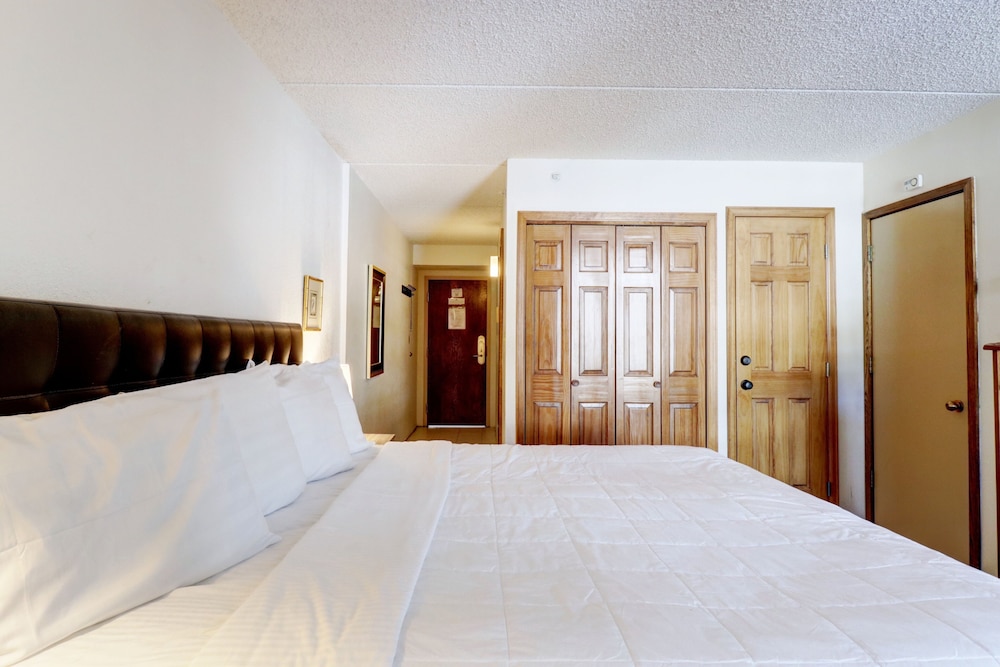 Perfectly Located Hotel Room Steps to American Eagle chair Ski In Ski Out Property MP518H by RedAwning in Frisco, United States