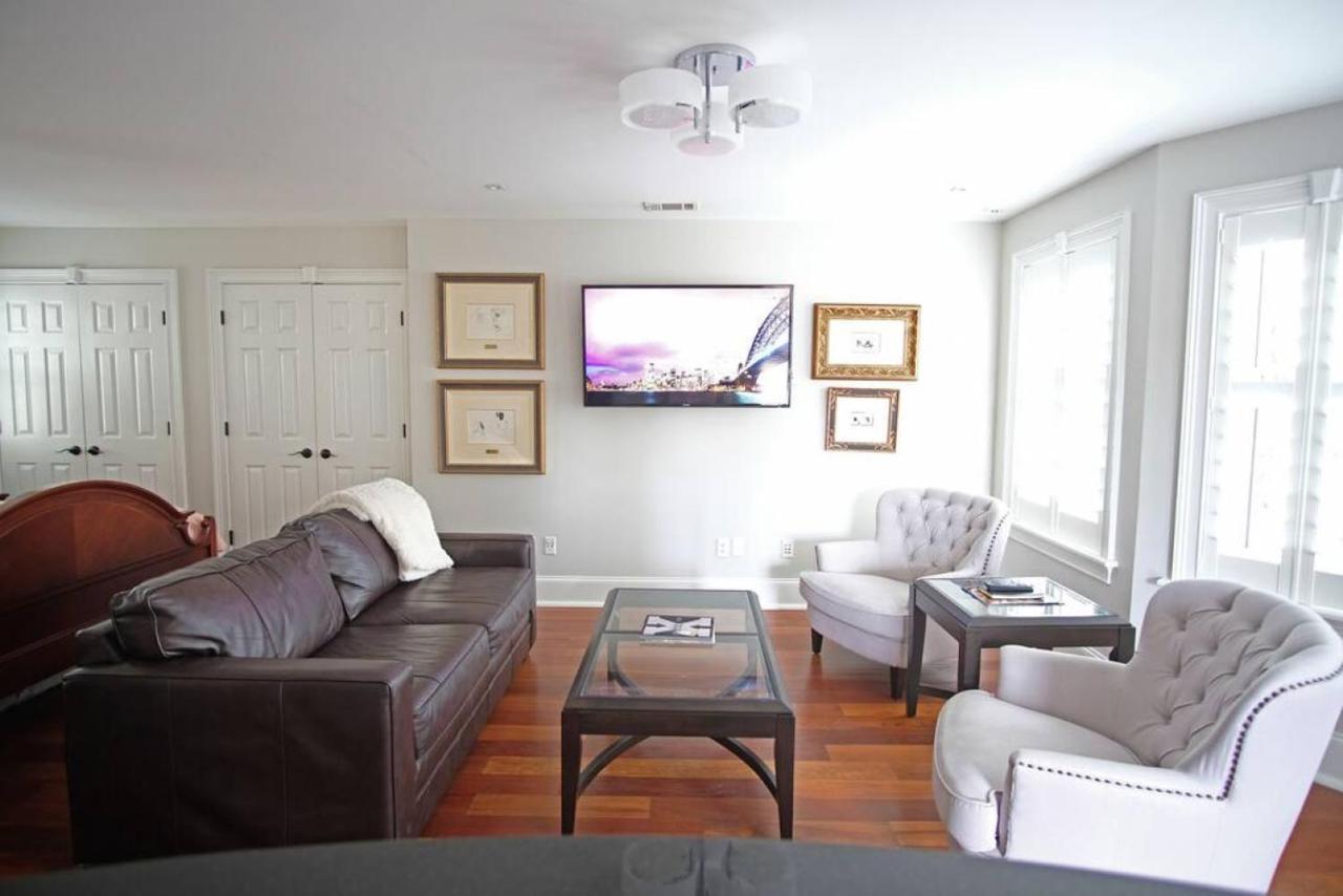 Hamilton Carriage B Centrally Located Courtyard in Savannah, United States