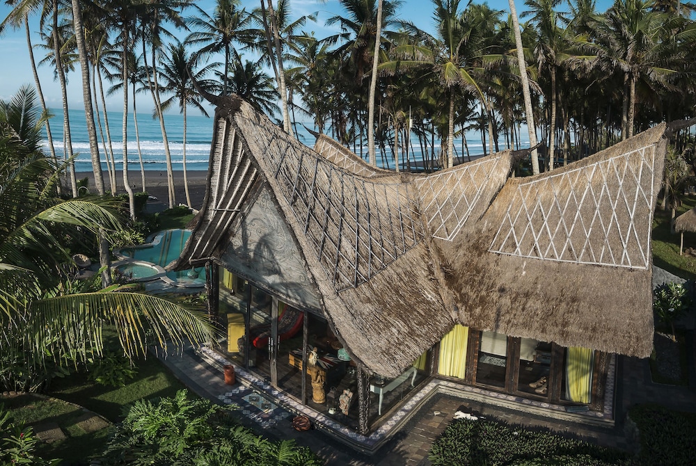 Absolute Beachfront Romantic Villa Laut — 4-Star Luxury Hotel in Tabanan, Indonesia