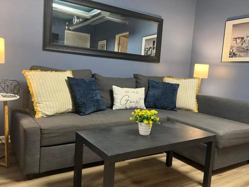 Funky 3rd Floor Condo 5 Beds with Sofa Bed plus WIFI — 4-Star Luxury Hotel in Pittsburgh, United States
