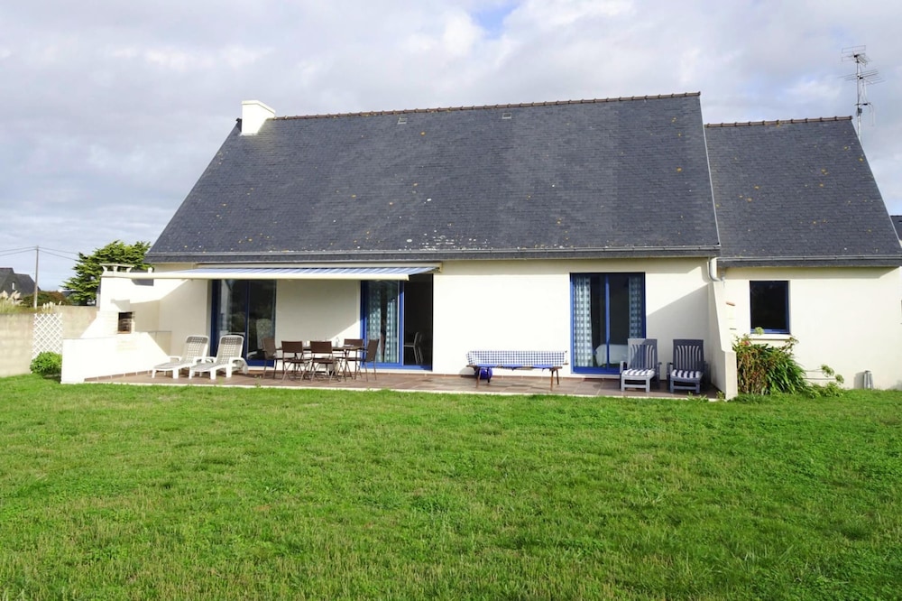 Holiday Home in Le Guilvinec Near Sandy Beach — 4-Star Luxury Hotel in Guilvinec, France