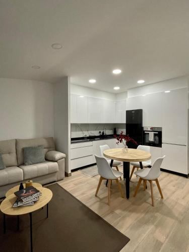 Black Parking a Menos de 1 Min a Pie in Vigo, Spain