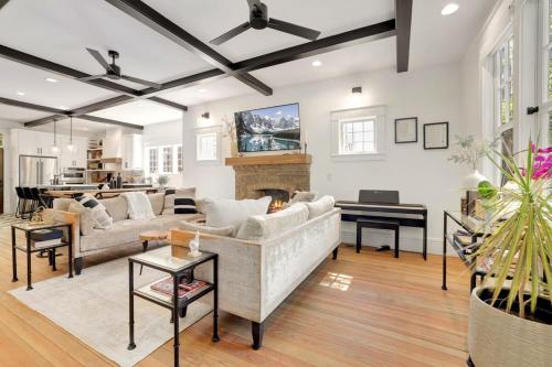 Tovey House Walk to Downtown and Campus — 4-Star Luxury Hotel in Fayetteville, United States