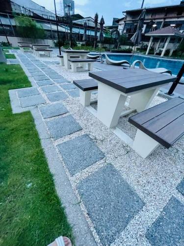 Stylish 1 bedroom condo with pool view and Fast WIFI — 4-Star Luxury Hotel in Manila, Philippines