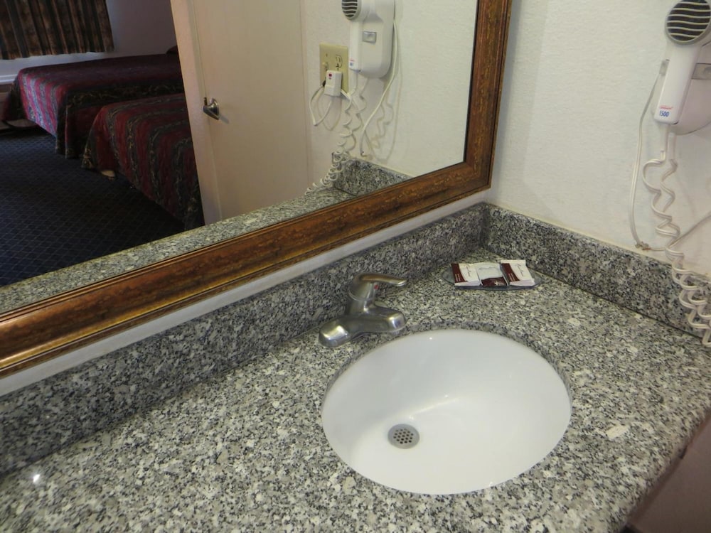Riverside Inn & Suites - photo 38
