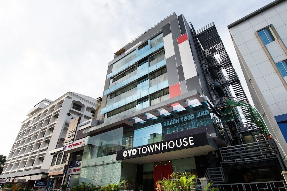 OYO Townhouse 228 Hotel Alana in Vijayawada, India