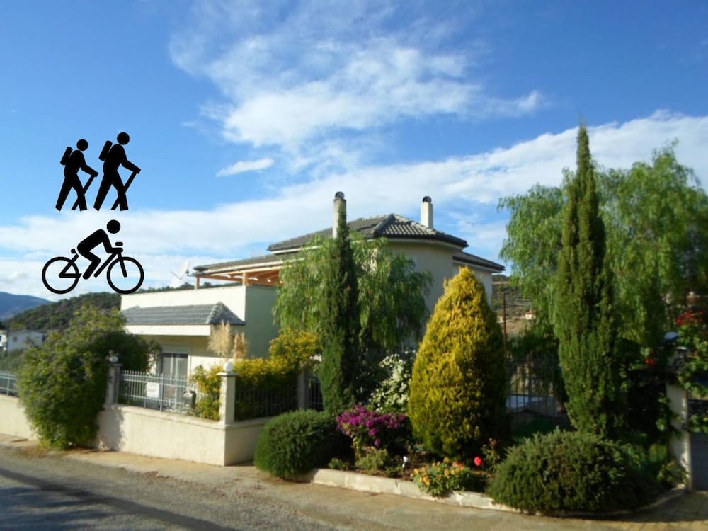4 Bedroom Family Friendly Home Corinth — 4-Star Luxury Hotel in Korinthos, Greece