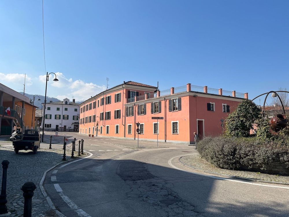 Dimora San Secondo — 4-Star Luxury Hotel in San Secondo Di Pinerolo, Italy