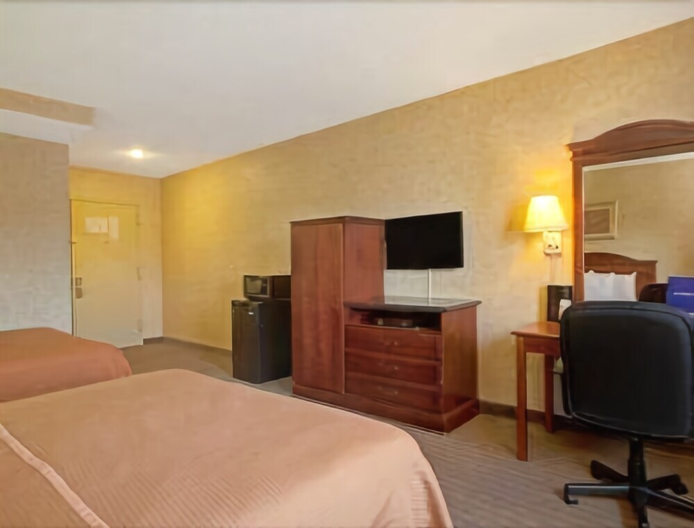 Howard Johnson Express Inn Bronx - photo 3