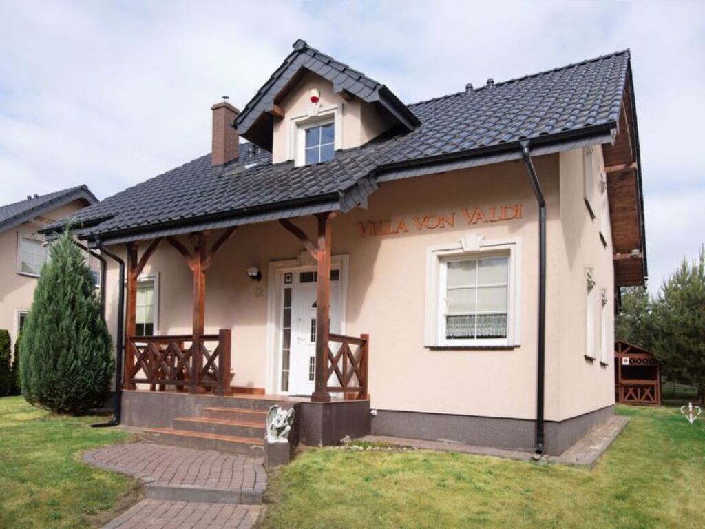 Villa von Valdi — 4-Star Luxury Hotel in Chlapowo, Poland