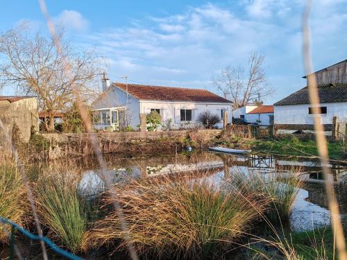 Gîte rustique dans le Marais breton vendéen proche plages FR 1 426 575 — hotel in Sallertaine