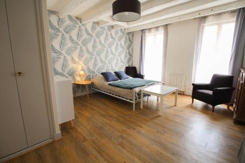 Monlogis 2 Grand Studio Lumineux Fibre in Angouleme, France