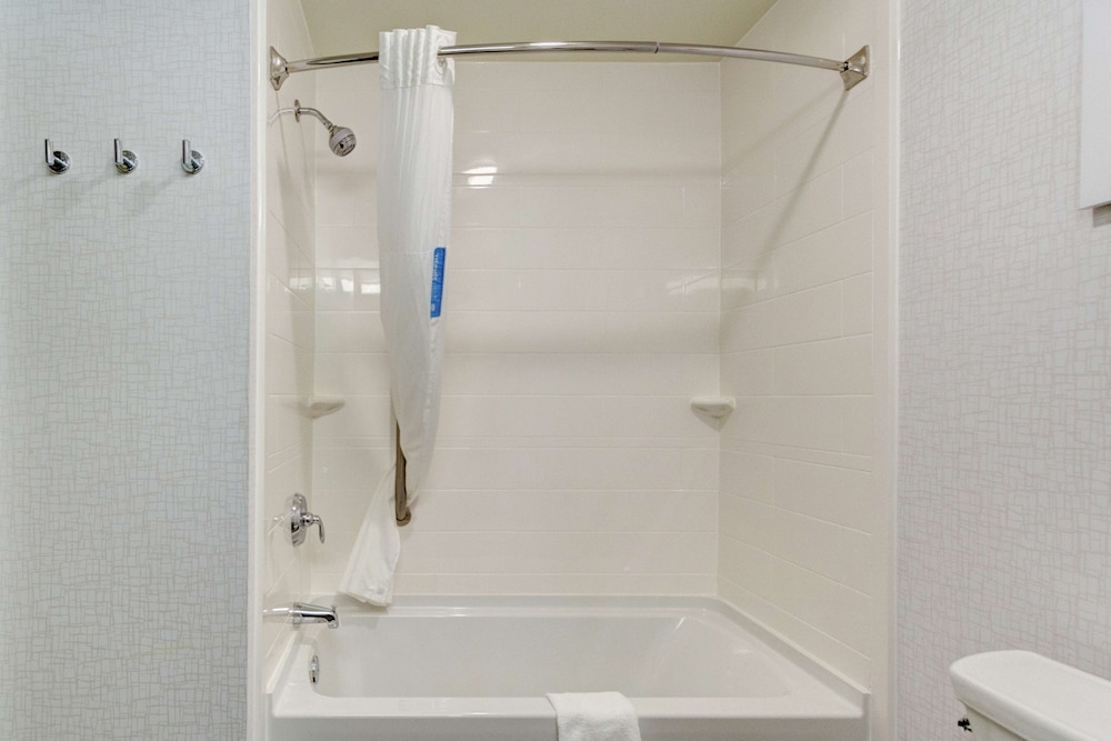 Hampton Inn Salina - photo 18
