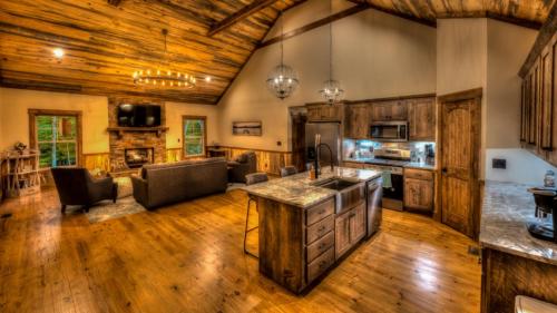 Golden Hour - carbon neutral hotel in Morganton