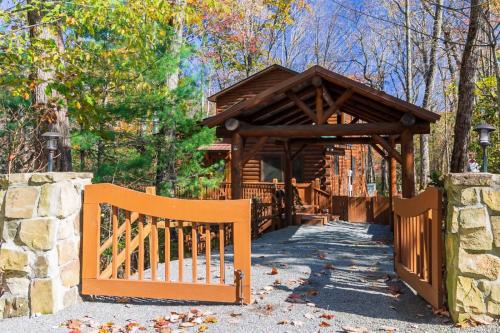 Wine Down Blue Ridge GA Pet Friendly Cozy Cabin Spacious Skies Great Privacy Hot Tub Cherry Log GA — 4-Star Luxury Hotel in Blue Ridge, United States