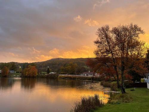 Lake View Retreat — 4-Star Luxury Hotel in Cambridge, United States