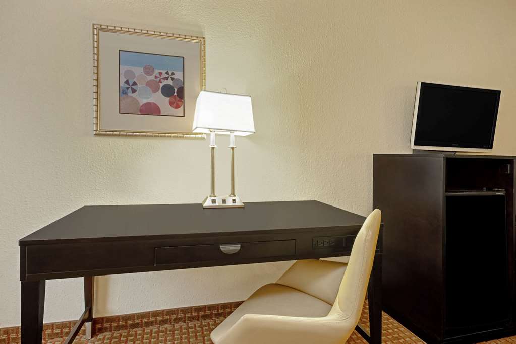 La Quinta Inn & Suites by Wyndham Port Arthur - photo 17