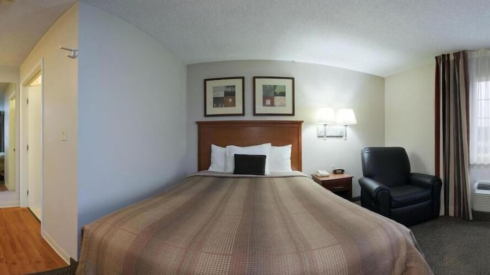 Candlewood Suites Rockford an IHG Hotel - photo 3
