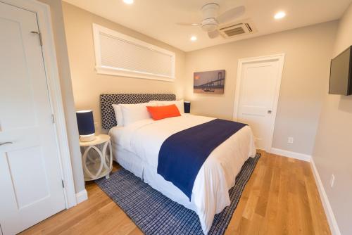 The East Island Reserve Hotel - photo 23