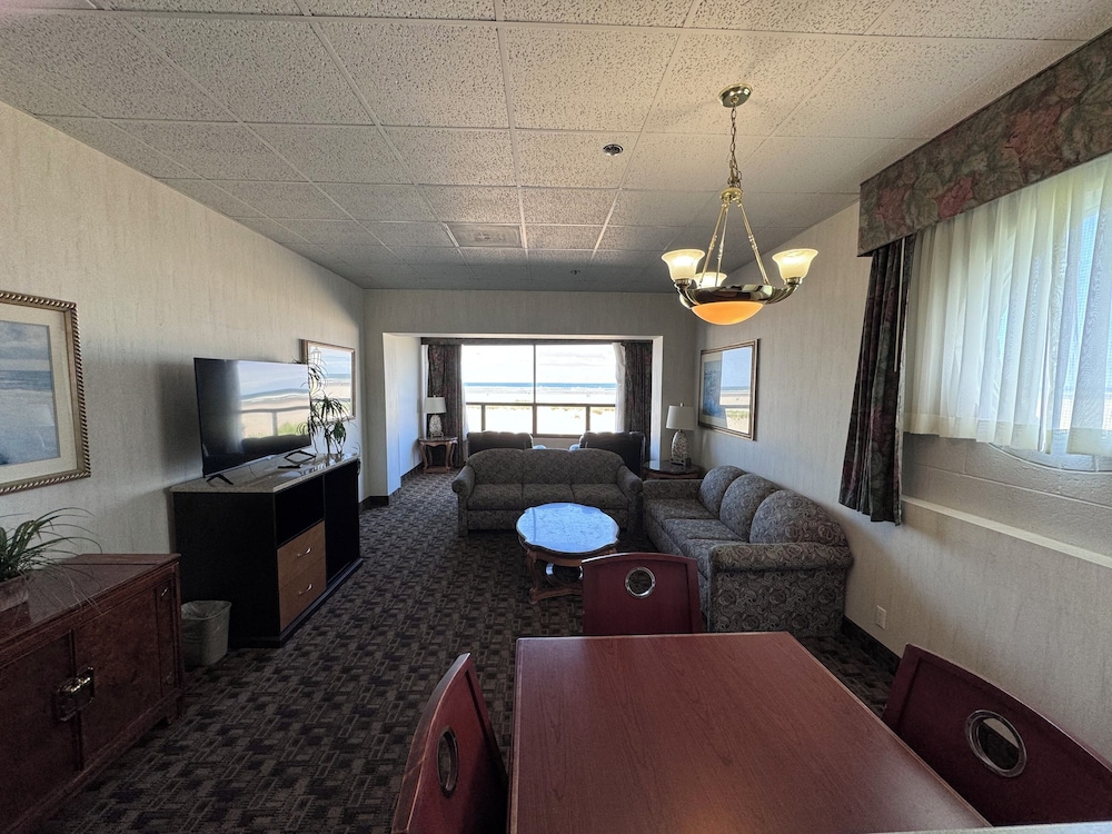 Promenade Inn & Suites Oceanfront - photo 24