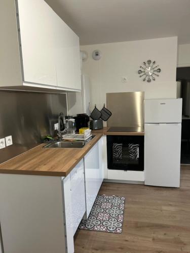 2 Bedrooms Proche Paris Cdg Bourget Parc Des Expo — hotel in Le Blanc-Mesnil